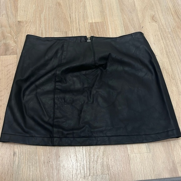Short skirt - Picture 1 of 3